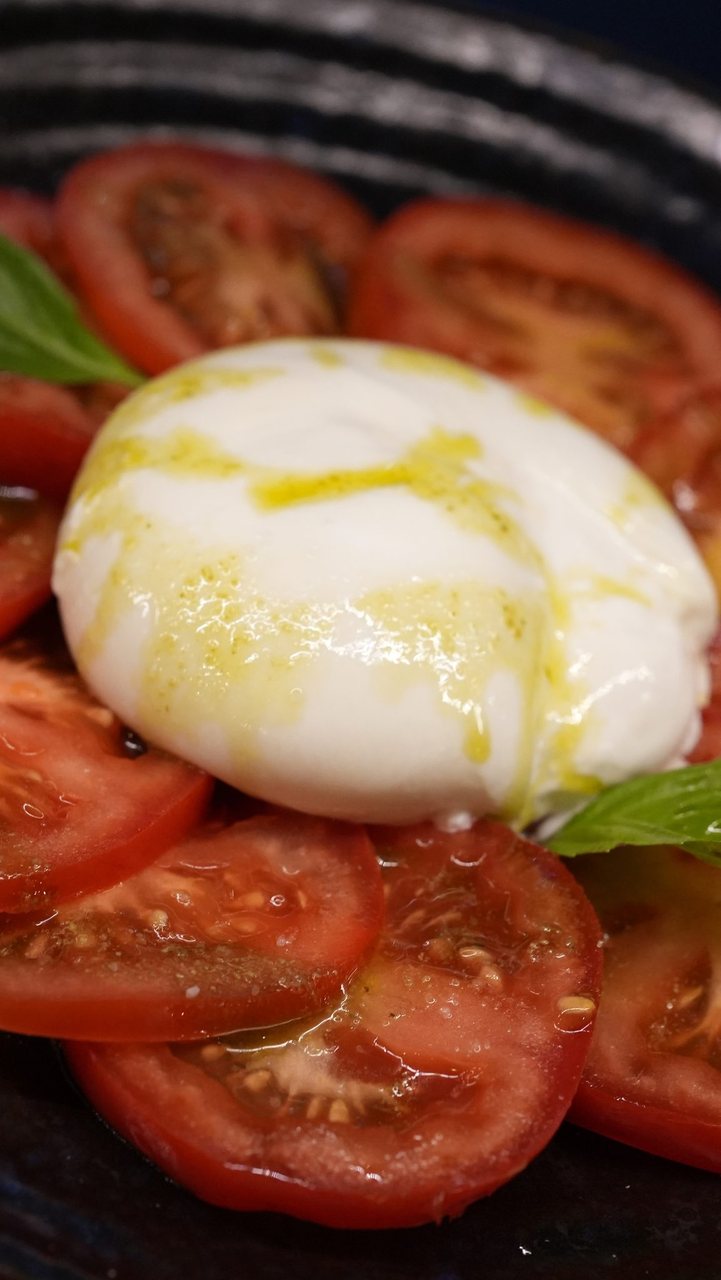 Burrata con Tomate y Pesto