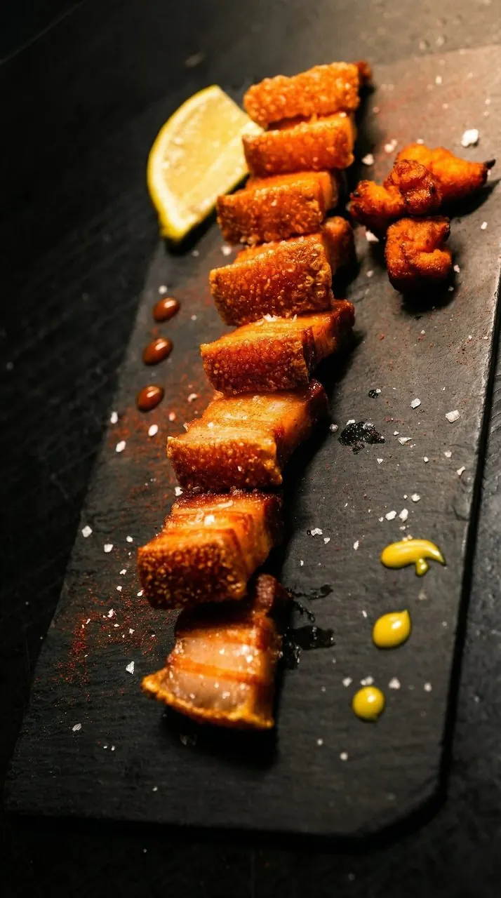 Barriga de porco crocante (Torrezno) com batata-doce