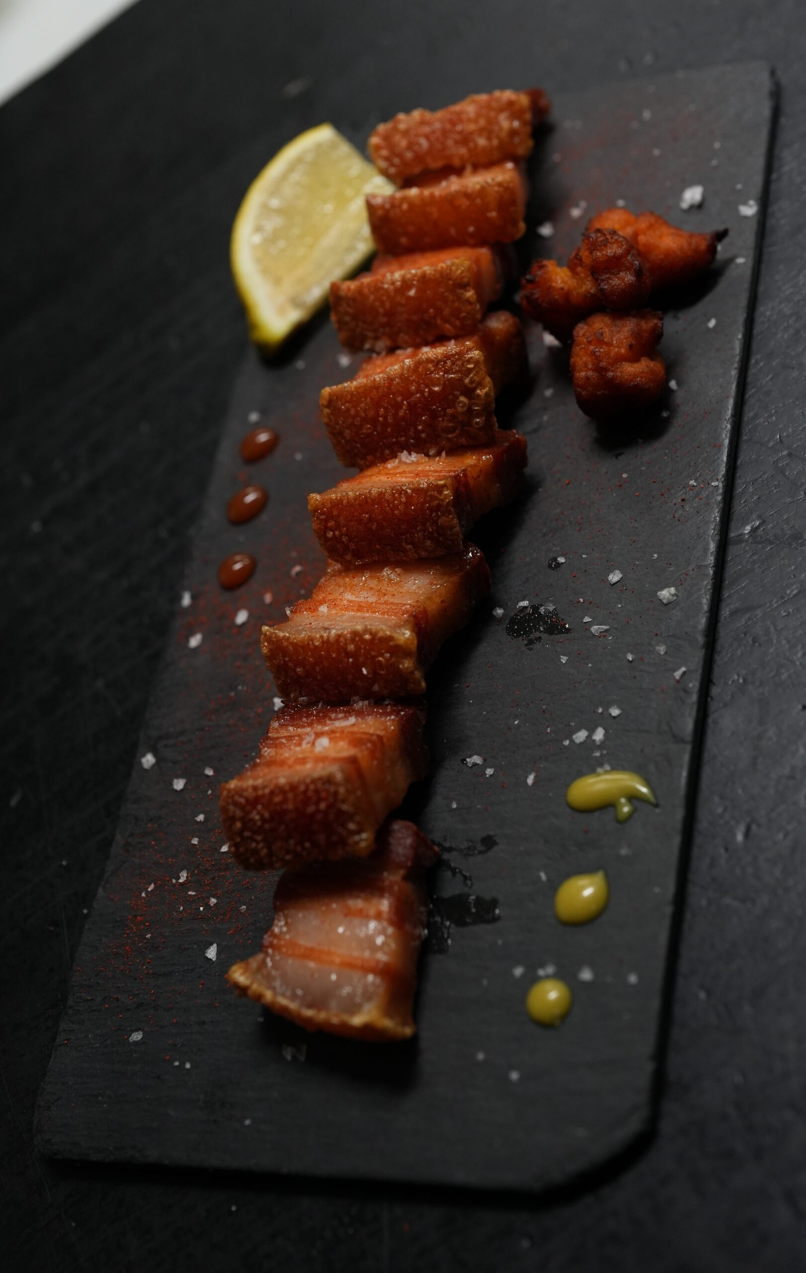 torrezno crujiente servido en Txakolina Cava Baja La Latina