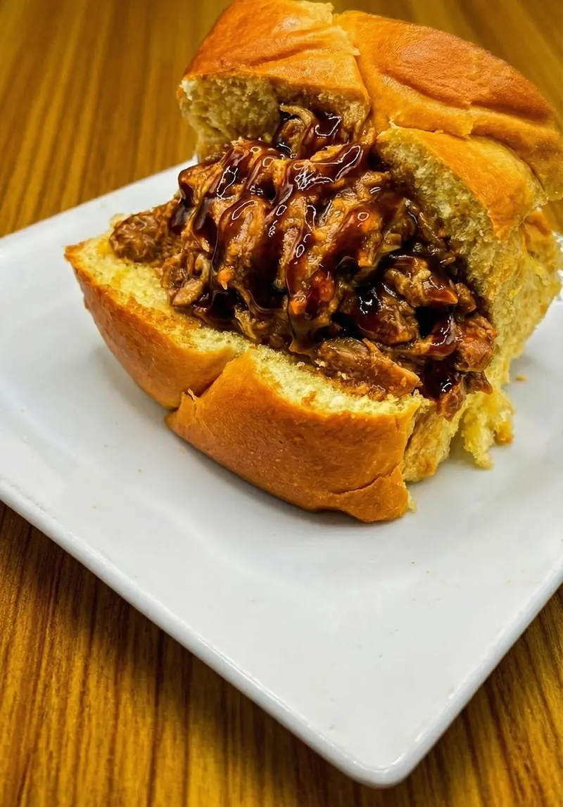 Brioche de Costillas BBQ